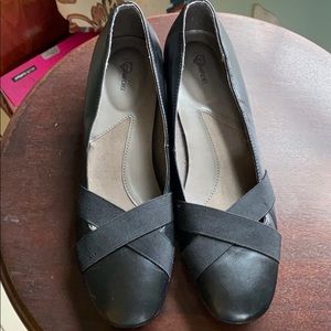 SZ woman’s black wedges